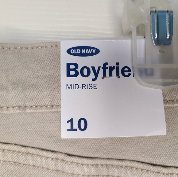 Old Navy Boyfriend Khaki shorts - Picture 4 of 4